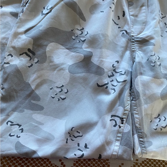 Hollister • Ultra High-Rise Woven Jogger Pants in Grey Camo - Picture 6 of 14